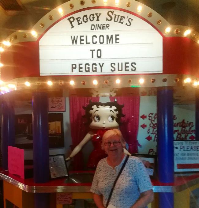 PECOY SUES , v2 WELCOME 7 T0 PEGGY SUES Pf Hh