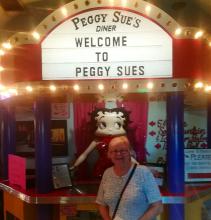 PECOY SUES , v2 WELCOME 7 T0 PEGGY SUES Pf Hh